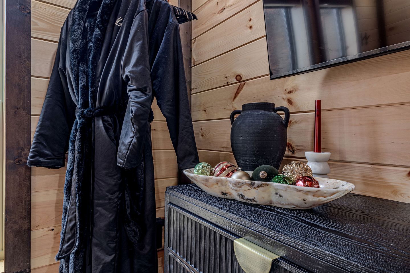 Charming Mountain Cabin with Hot Tub & Game Loft near Pigeon Forge, Tennessee