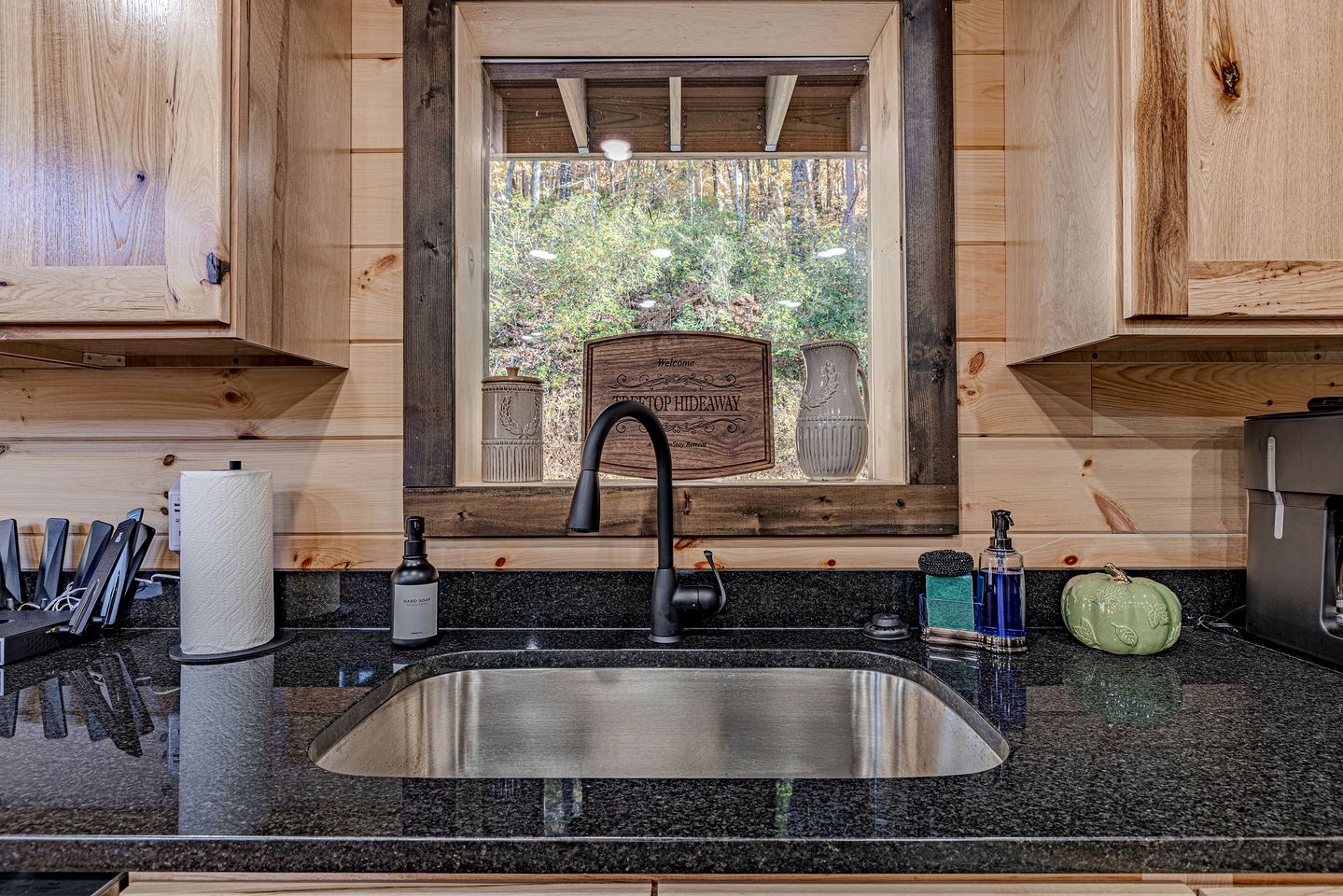 Charming Mountain Cabin with Hot Tub & Game Loft near Pigeon Forge, Tennessee