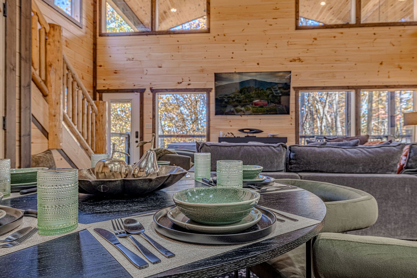 Charming Mountain Cabin with Hot Tub & Game Loft near Pigeon Forge, Tennessee