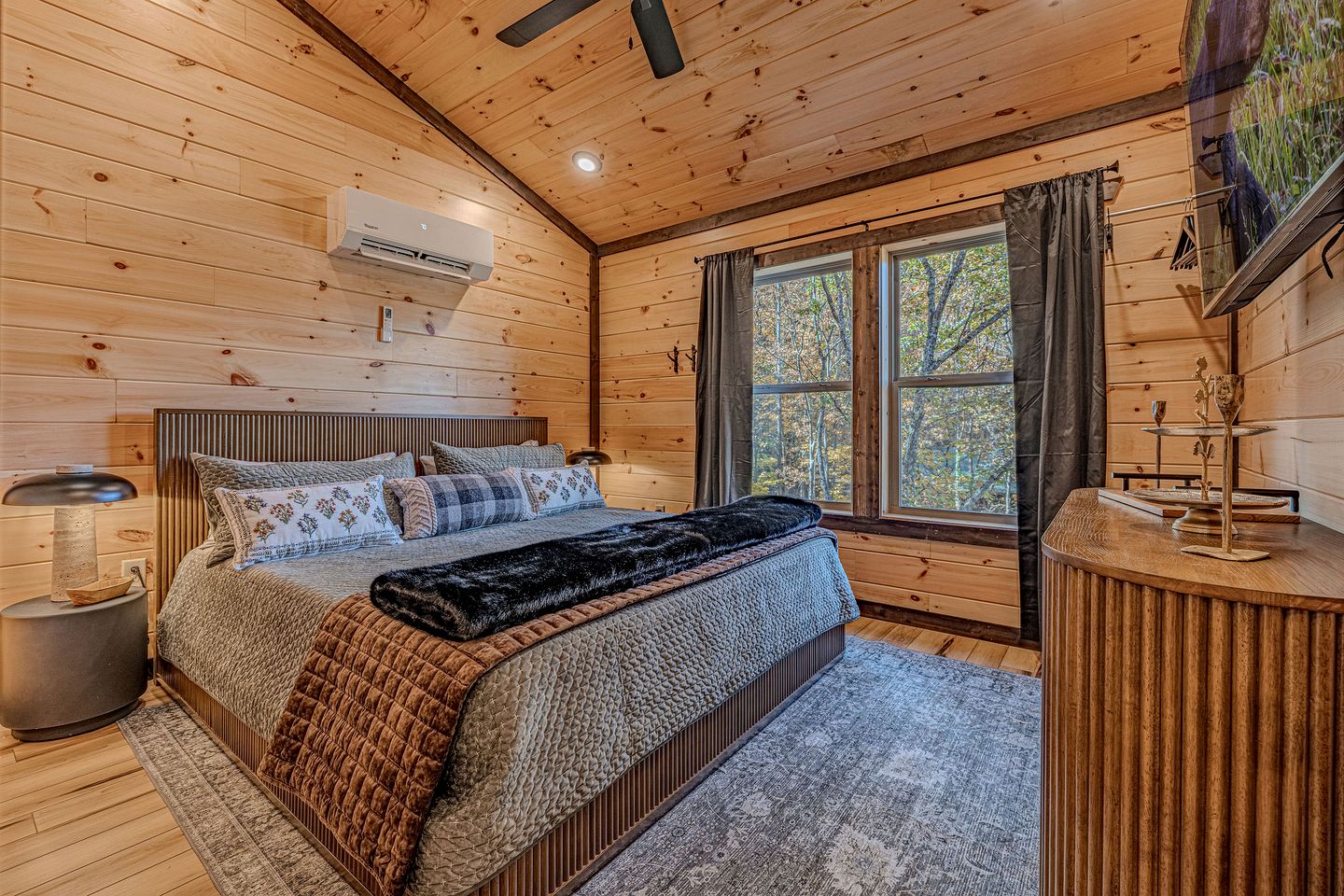 Charming Mountain Cabin with Hot Tub & Game Loft near Pigeon Forge, Tennessee