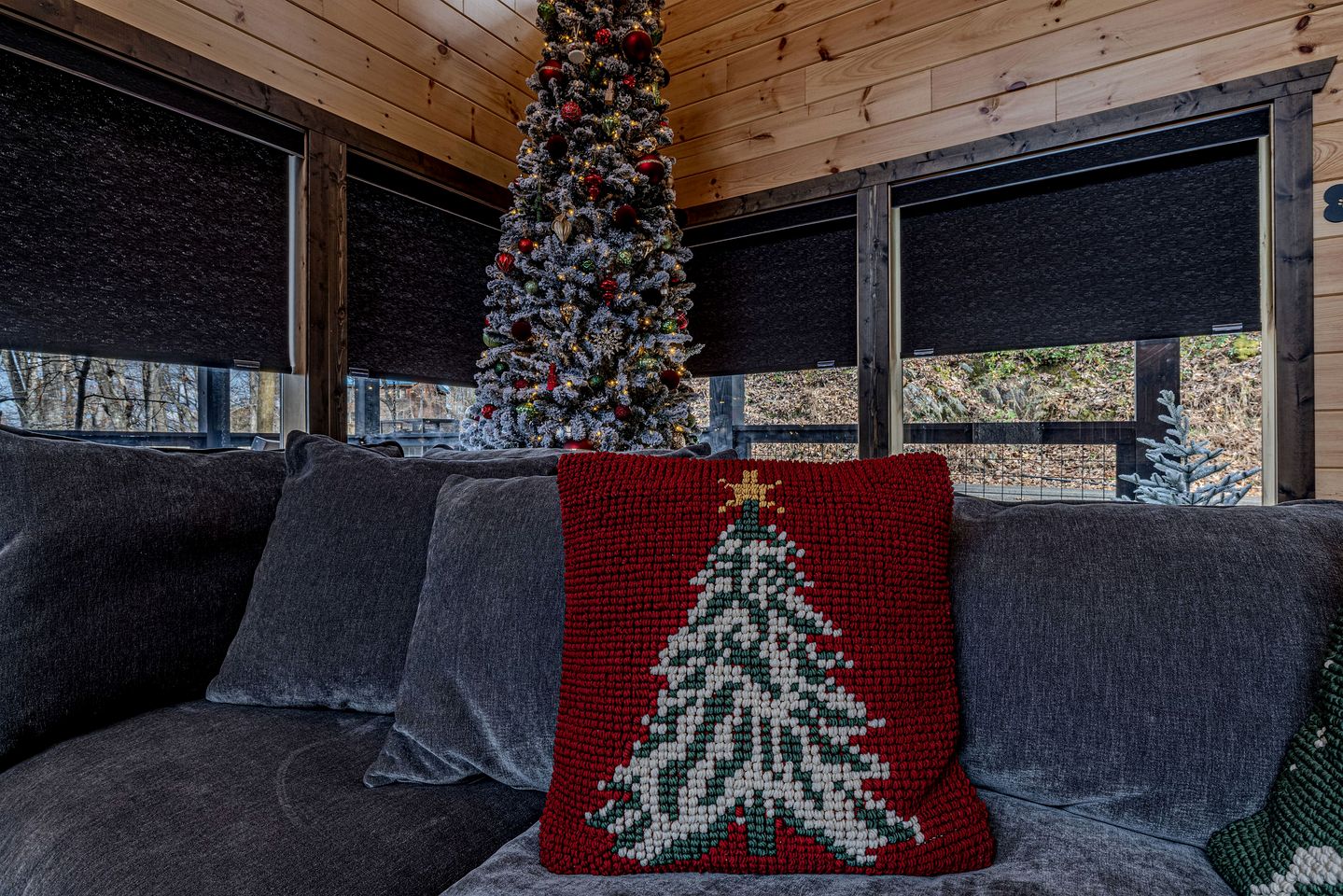 Charming Mountain Cabin with Hot Tub & Game Loft near Pigeon Forge, Tennessee