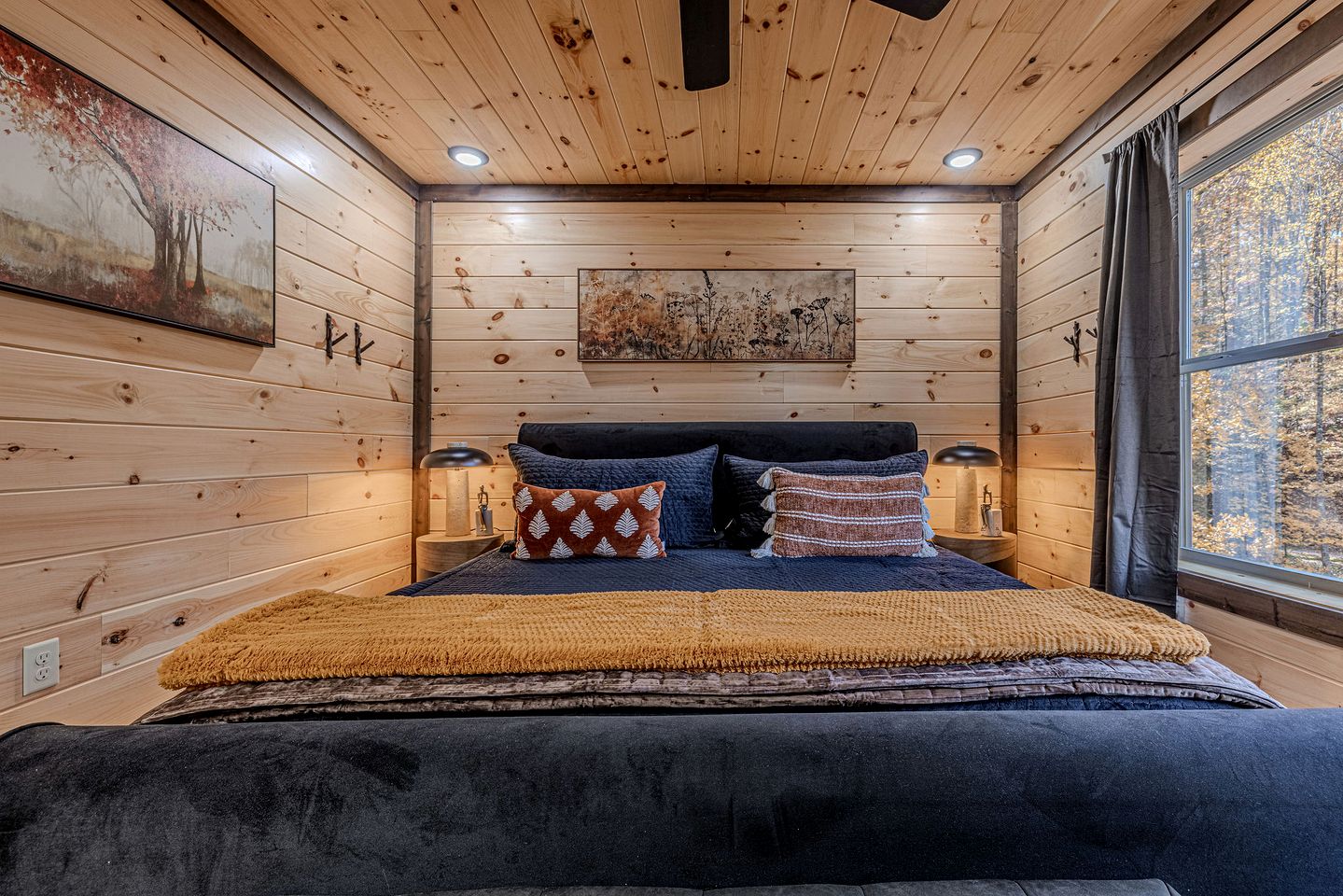 Charming Mountain Cabin with Hot Tub & Game Loft near Pigeon Forge, Tennessee