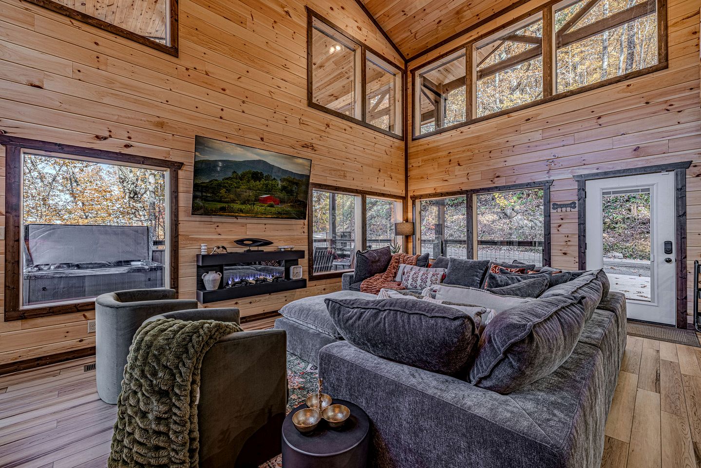 Charming Mountain Cabin with Hot Tub & Game Loft near Pigeon Forge, Tennessee