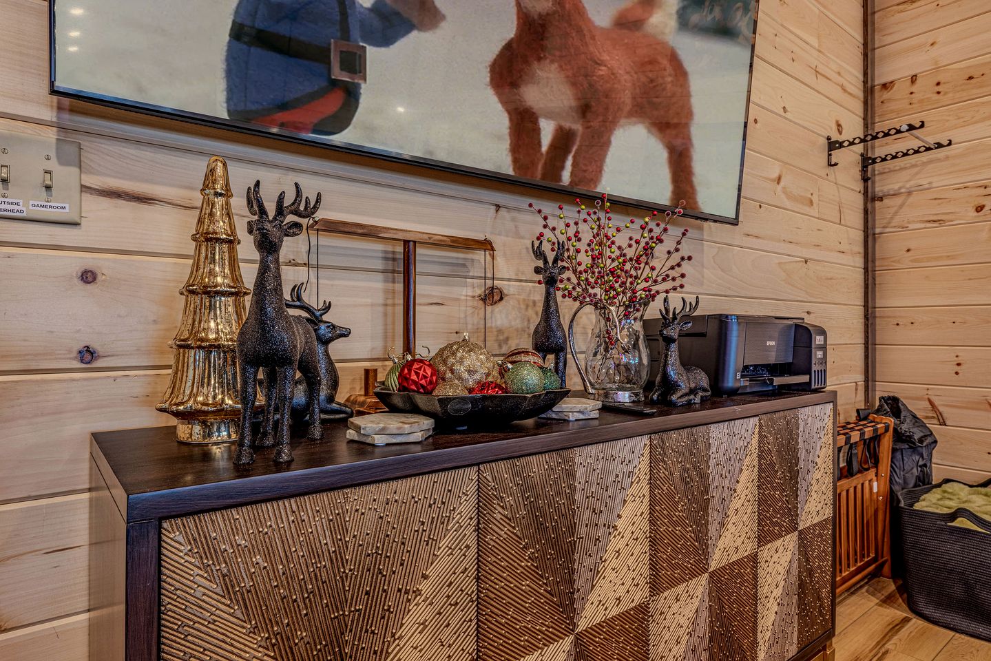 Charming Mountain Cabin with Hot Tub & Game Loft near Pigeon Forge, Tennessee