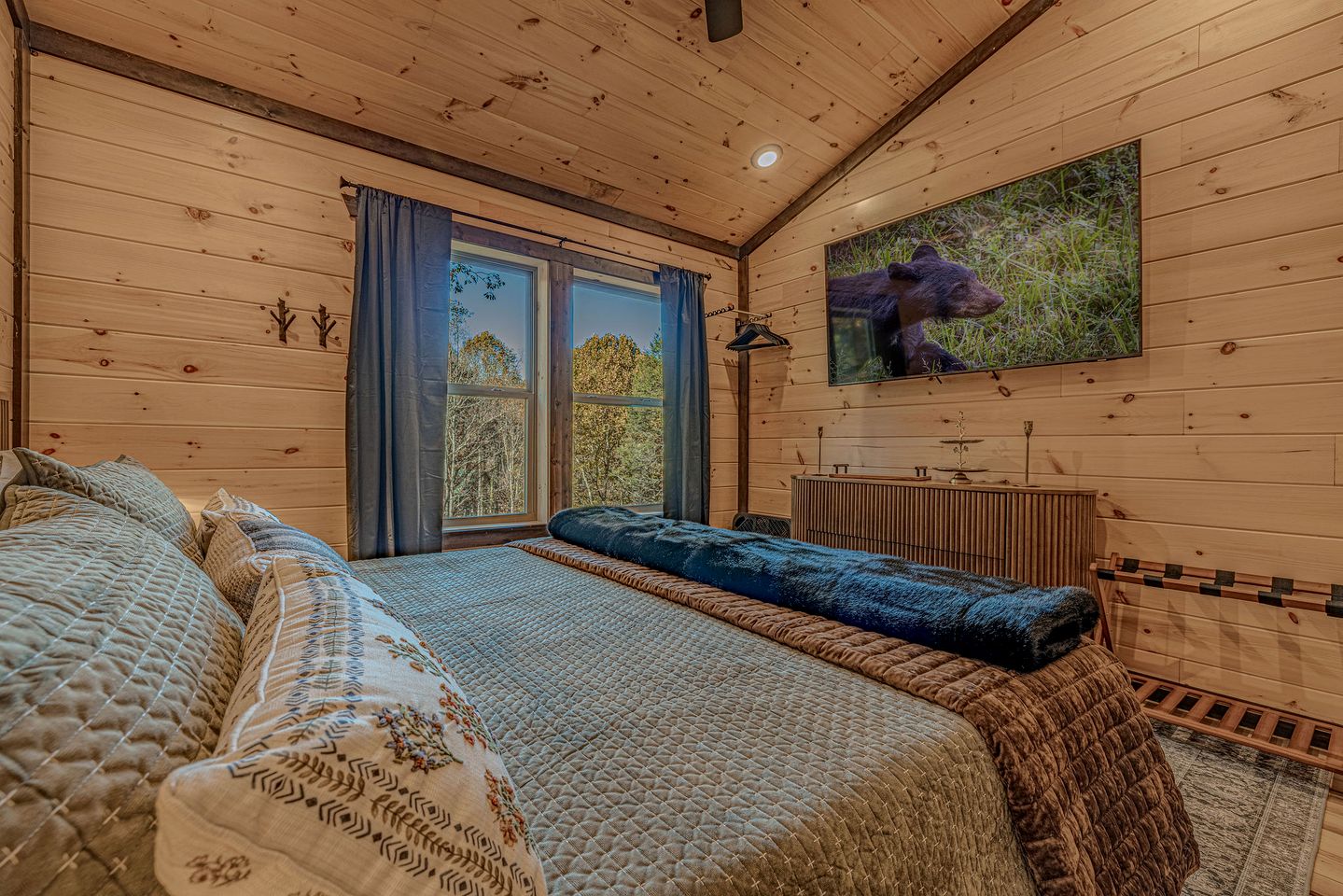 Charming Mountain Cabin with Hot Tub & Game Loft near Pigeon Forge, Tennessee
