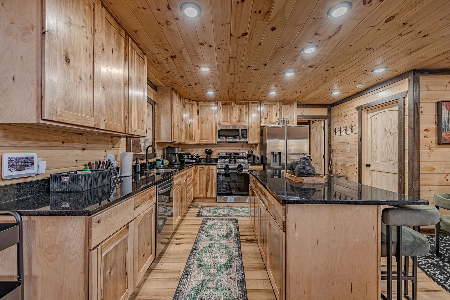 Charming Mountain Cabin with Hot Tub & Game Loft near Pigeon Forge, Tennessee