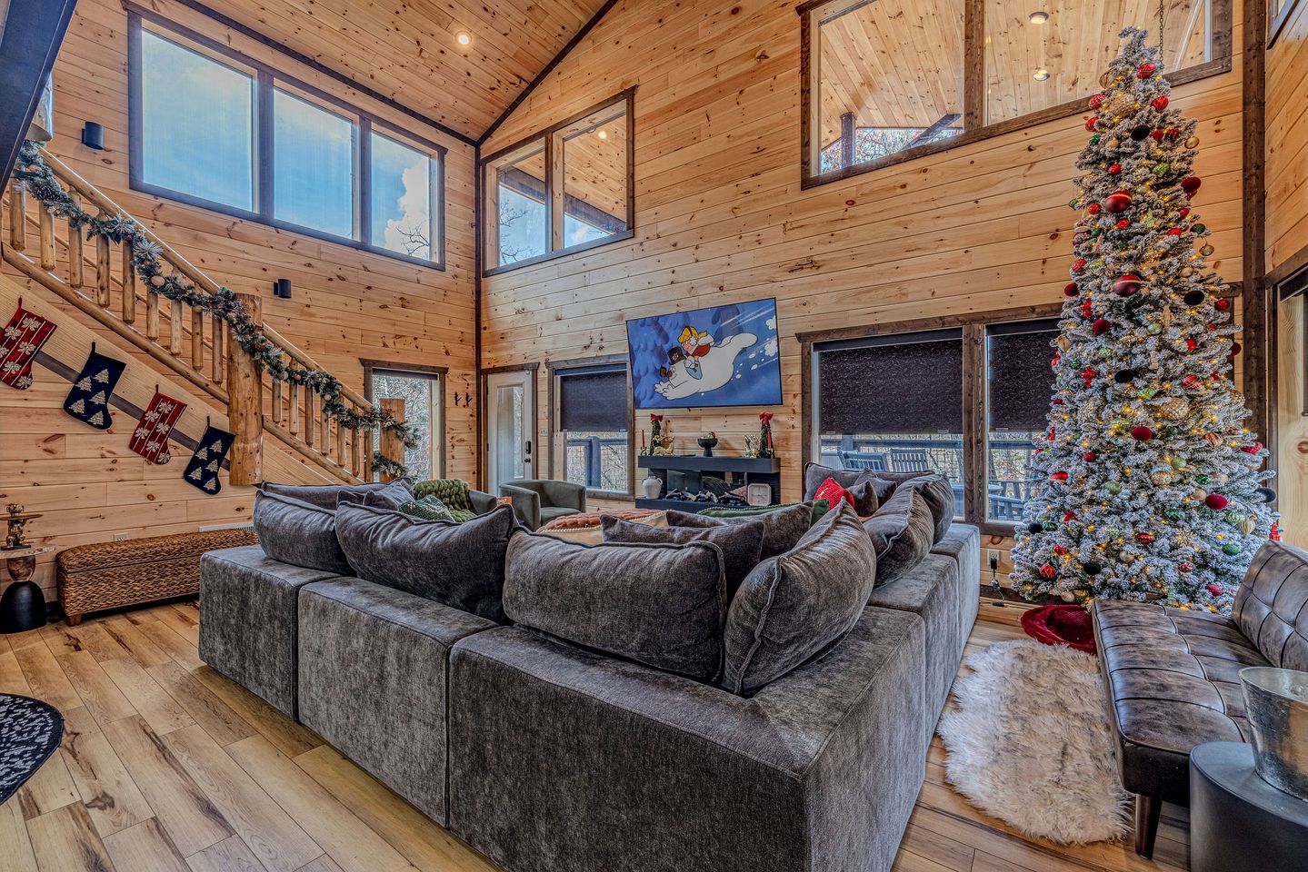 Charming Mountain Cabin with Hot Tub & Game Loft near Pigeon Forge, Tennessee