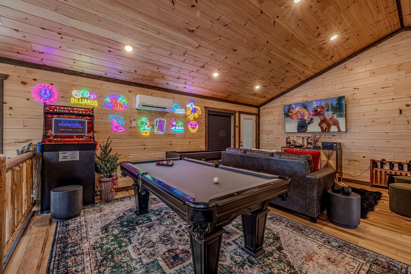 Charming Mountain Cabin with Hot Tub & Game Loft near Pigeon Forge, Tennessee