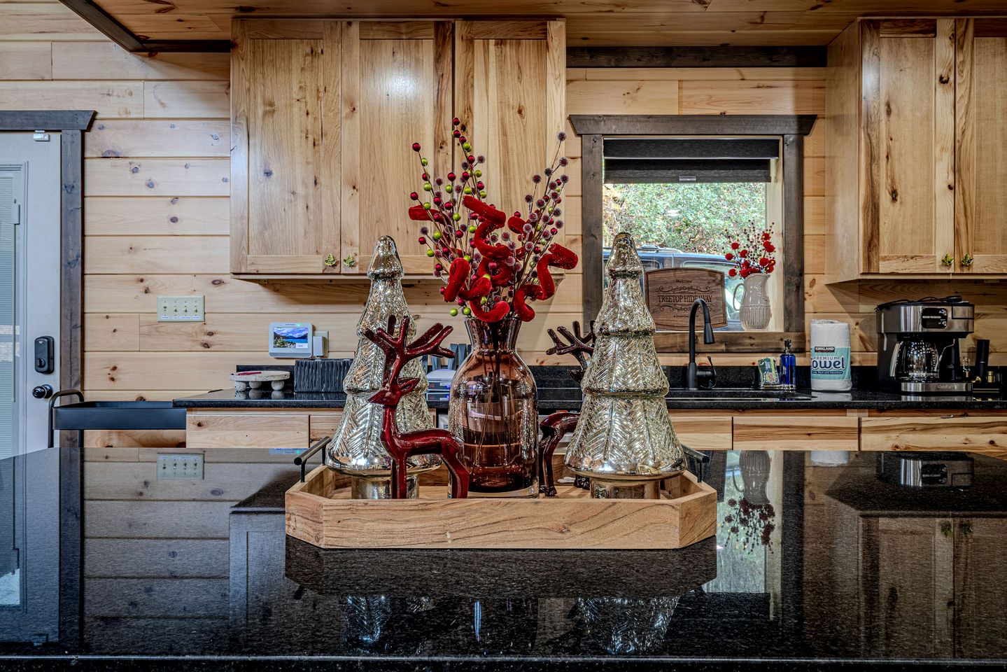 Charming Mountain Cabin with Hot Tub & Game Loft near Pigeon Forge, Tennessee