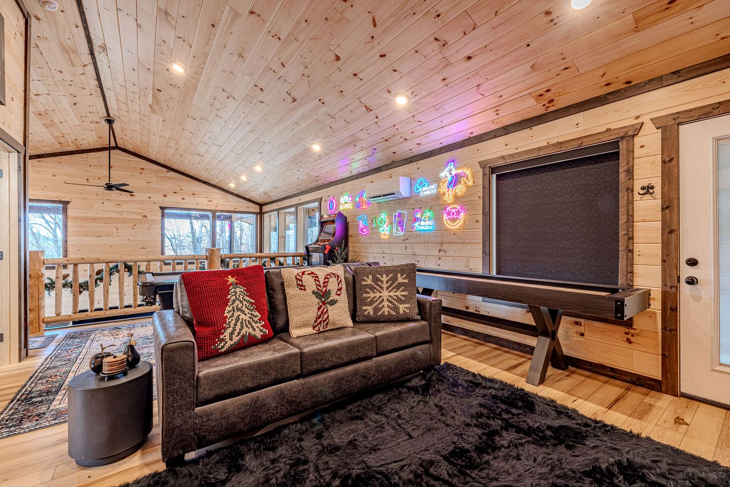 Charming Mountain Cabin with Hot Tub & Game Loft near Pigeon Forge, Tennessee