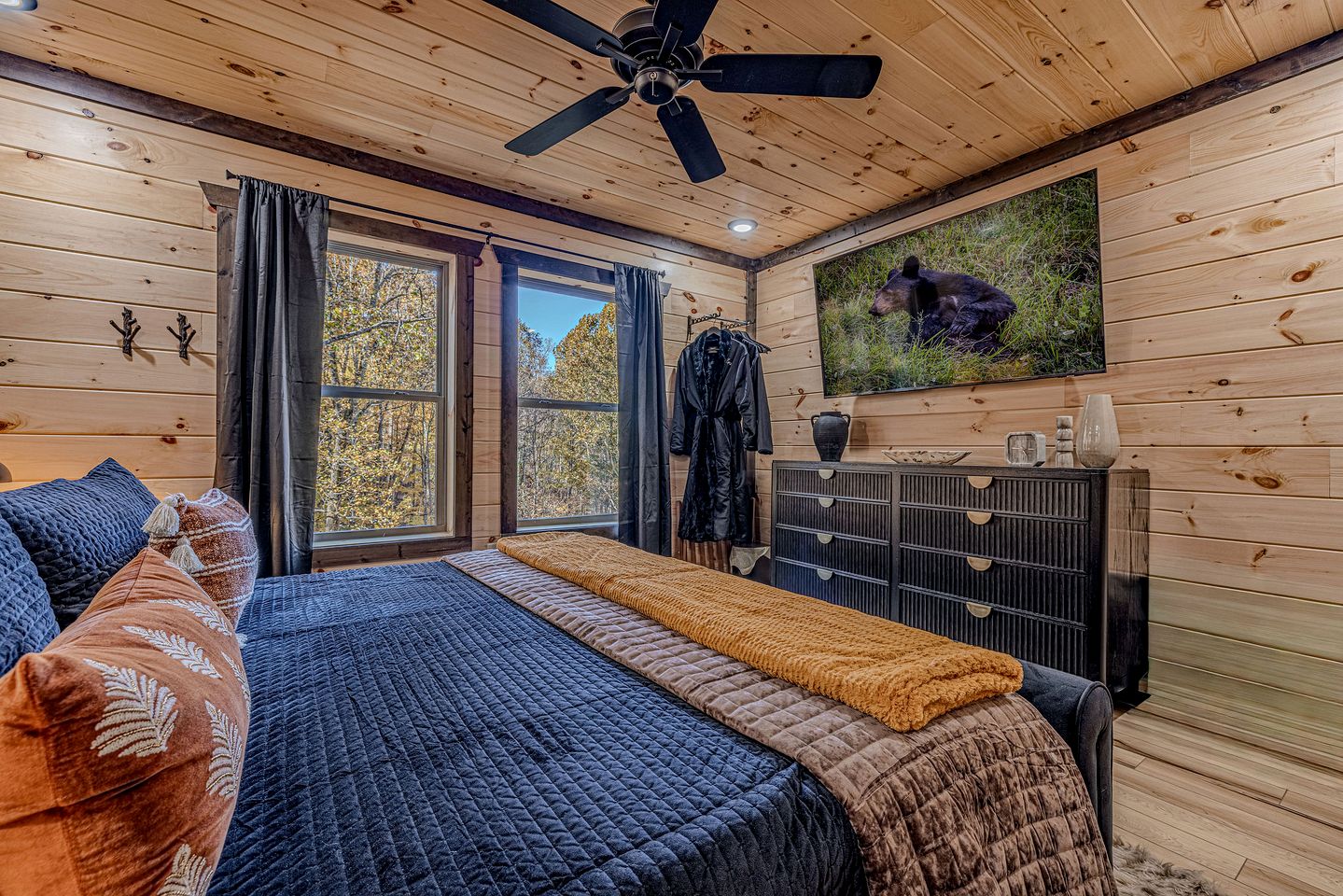 Charming Mountain Cabin with Hot Tub & Game Loft near Pigeon Forge, Tennessee