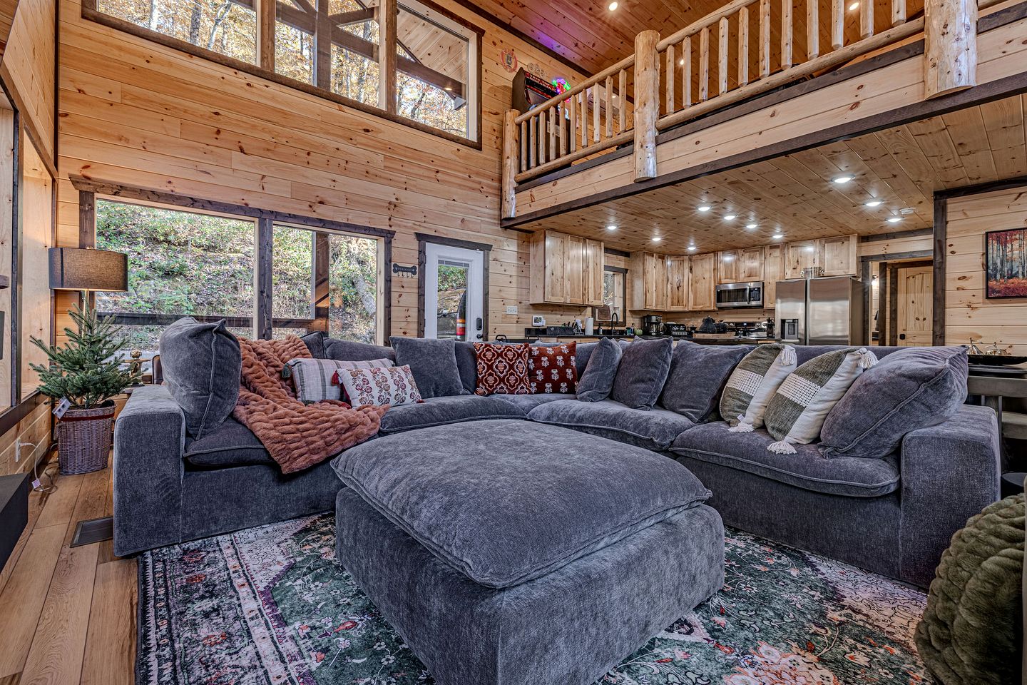 Charming Mountain Cabin with Hot Tub & Game Loft near Pigeon Forge, Tennessee