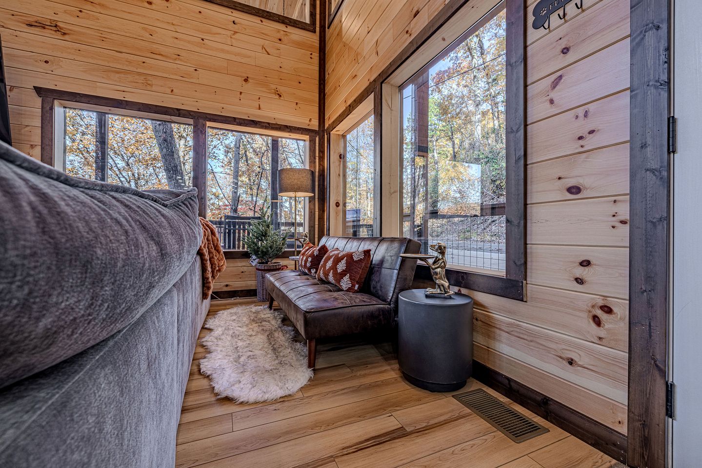 Charming Mountain Cabin with Hot Tub & Game Loft near Pigeon Forge, Tennessee