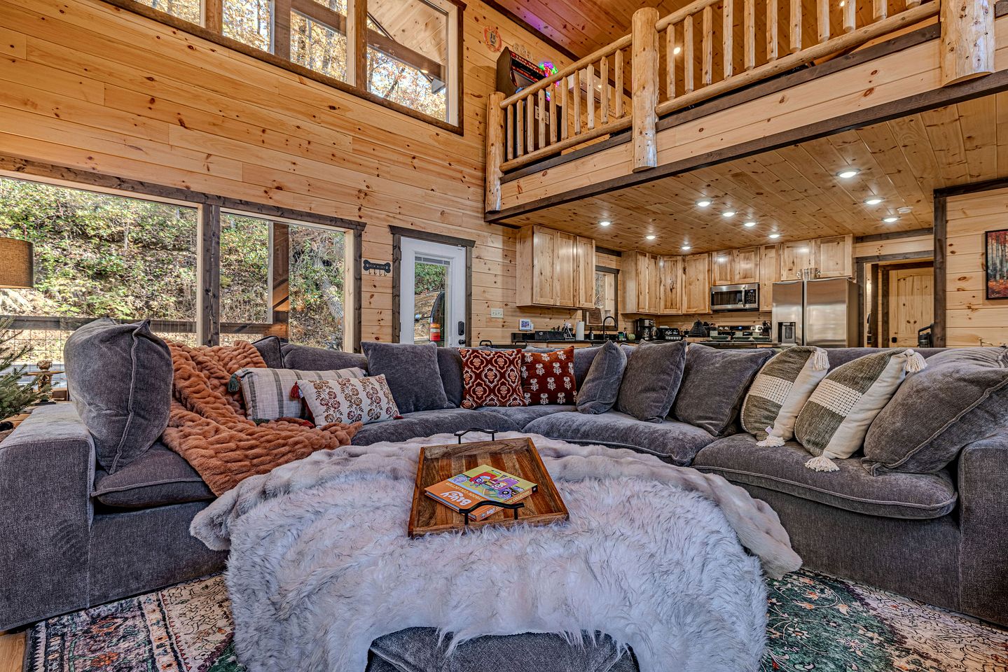 Charming Mountain Cabin with Hot Tub & Game Loft near Pigeon Forge, Tennessee