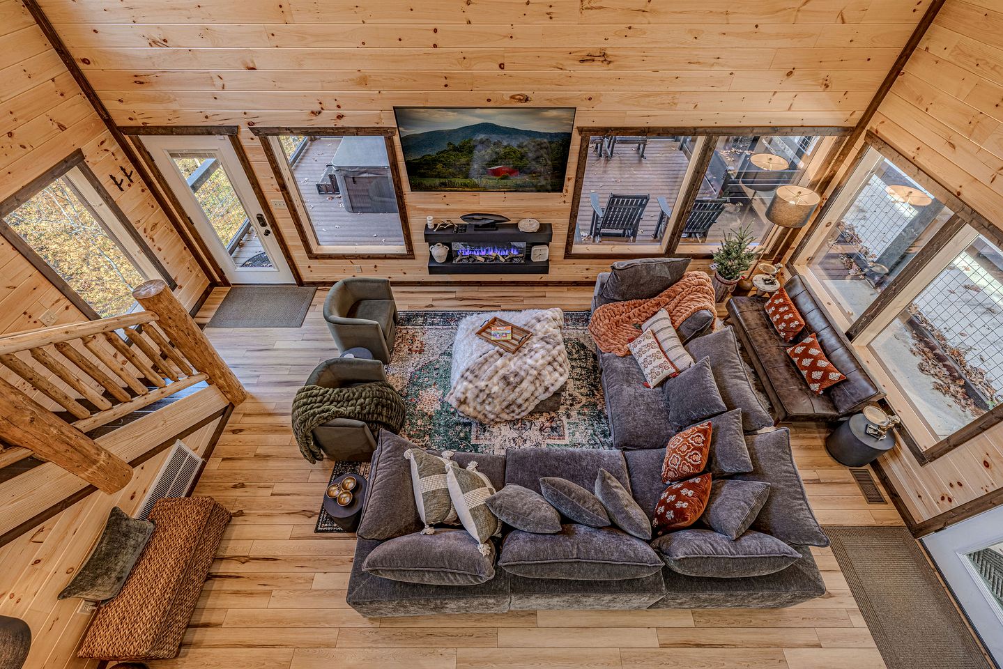 Charming Mountain Cabin with Hot Tub & Game Loft near Pigeon Forge, Tennessee