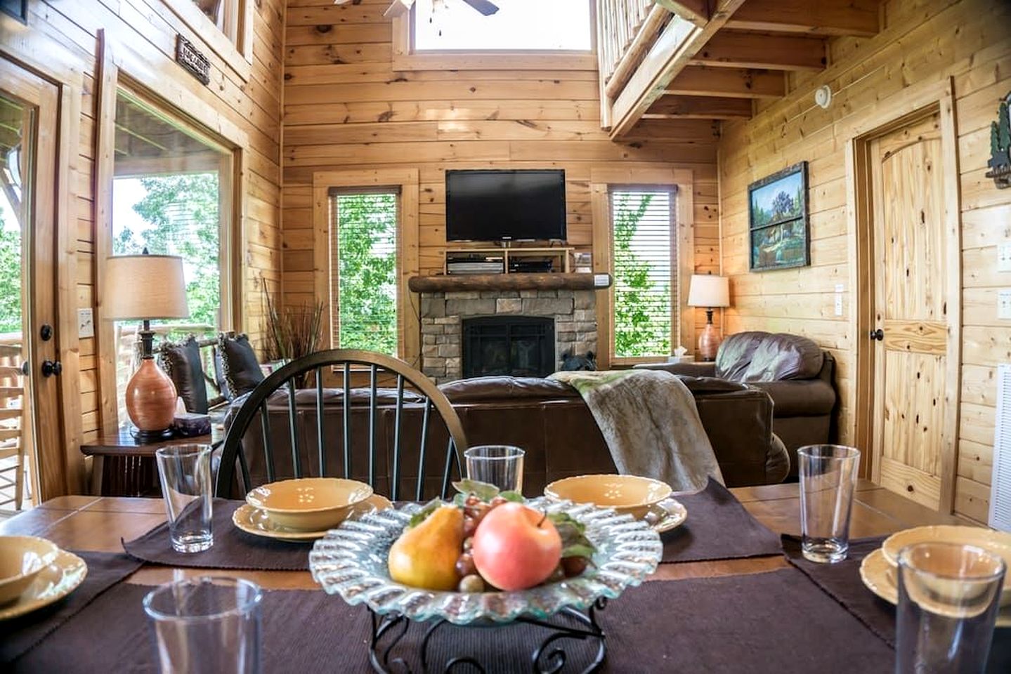 Charming Mountain Cabin with Hot-Tub and Spectacular Views in Sevierville, Tennessee