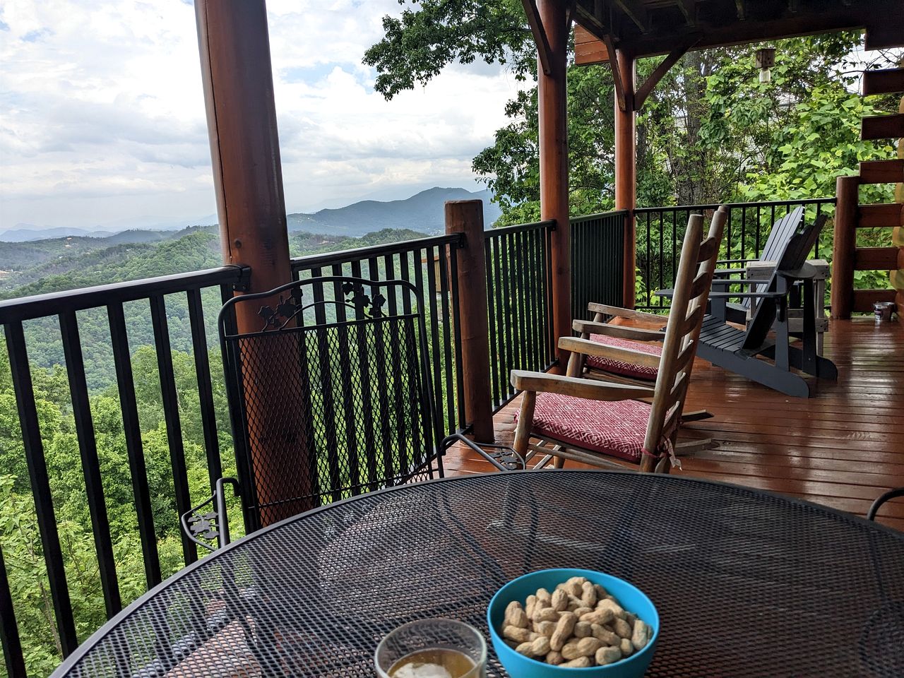 Charming Mountain Cabin with Hot-Tub and Spectacular Views in Sevierville, Tennessee