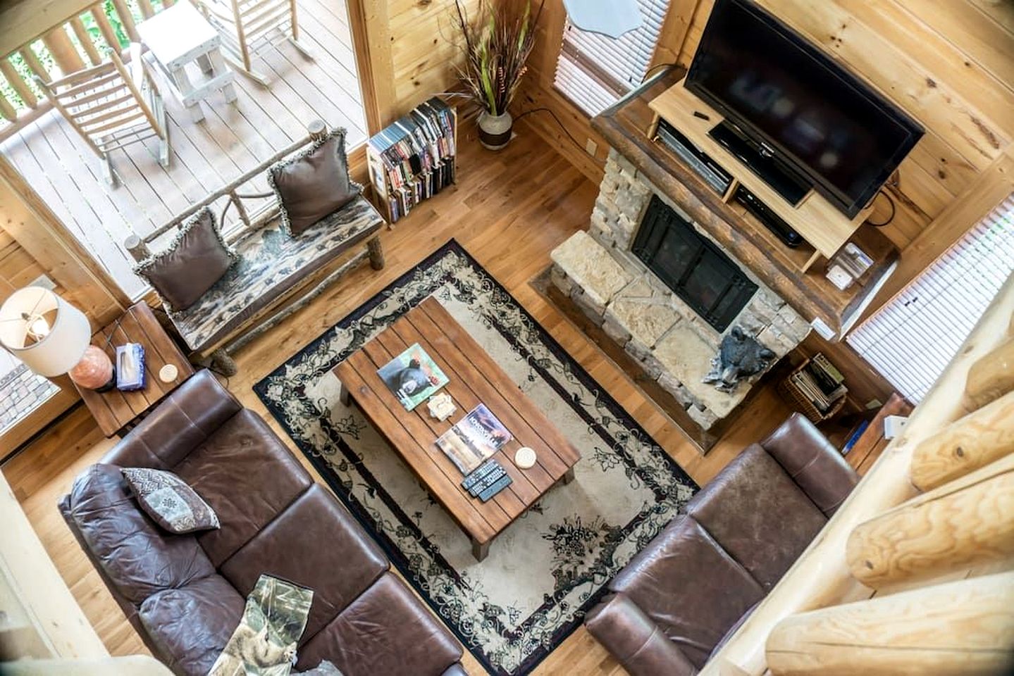 Charming Mountain Cabin with Hot-Tub and Spectacular Views in Sevierville, Tennessee