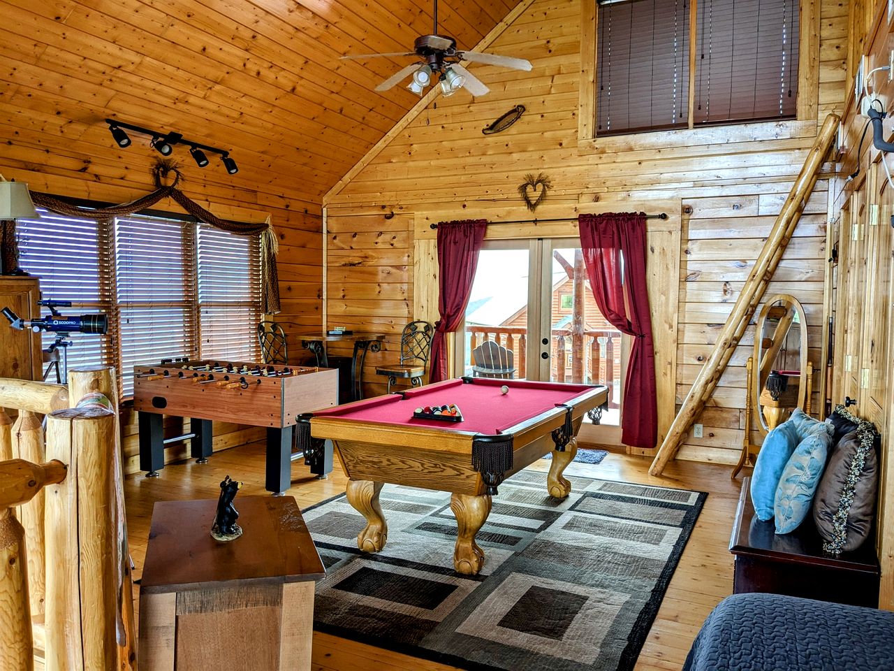 Charming Mountain Cabin with Hot-Tub and Spectacular Views in Sevierville, Tennessee