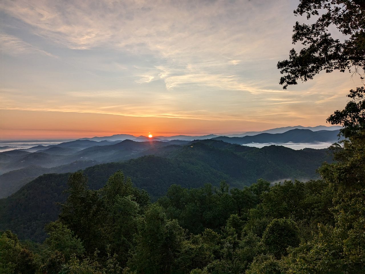 Charming Mountain Cabin with Hot-Tub and Spectacular Views in Sevierville, Tennessee