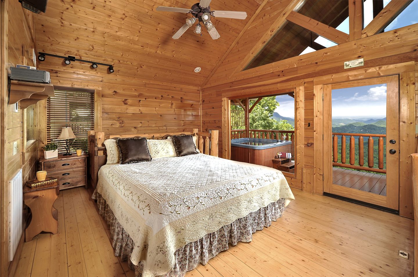 Charming Mountain Cabin with Hot-Tub and Spectacular Views in Sevierville, Tennessee