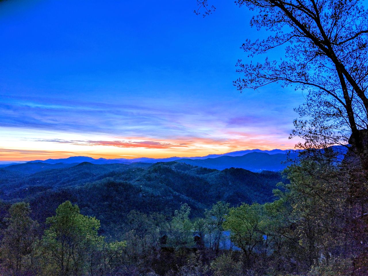 Charming Mountain Cabin with Hot-Tub and Spectacular Views in Sevierville, Tennessee