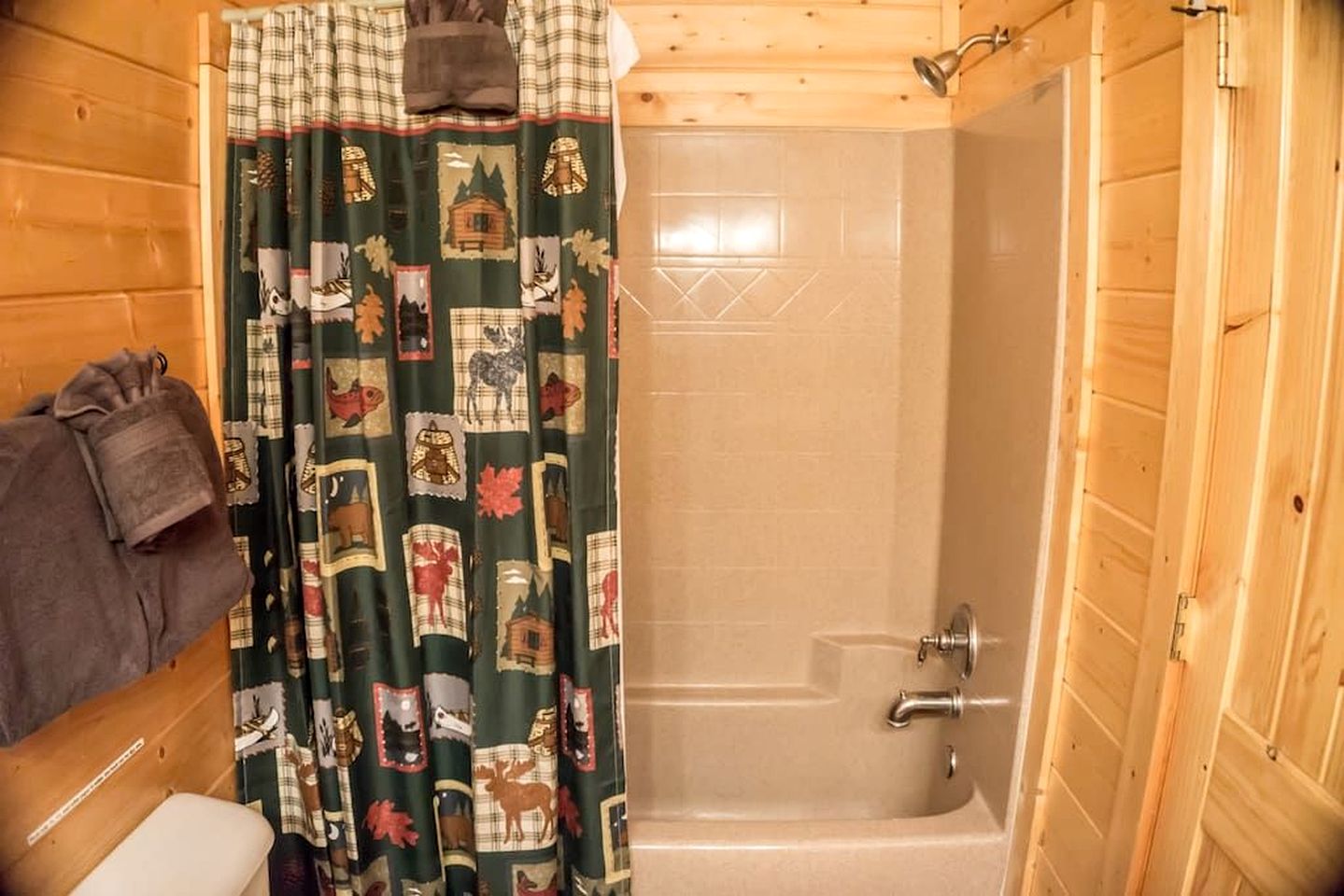 Charming Mountain Cabin with Hot-Tub and Spectacular Views in Sevierville, Tennessee