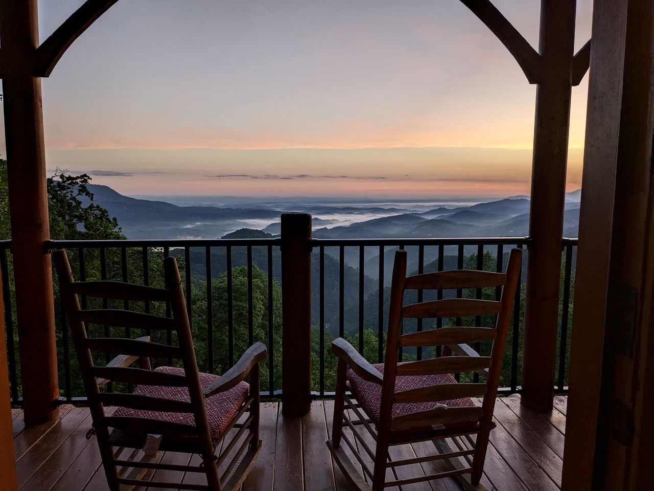 Charming Mountain Cabin with Hot-Tub and Spectacular Views in Sevierville, Tennessee