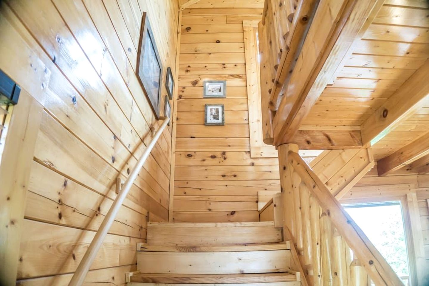 Charming Mountain Cabin with Hot-Tub and Spectacular Views in Sevierville, Tennessee