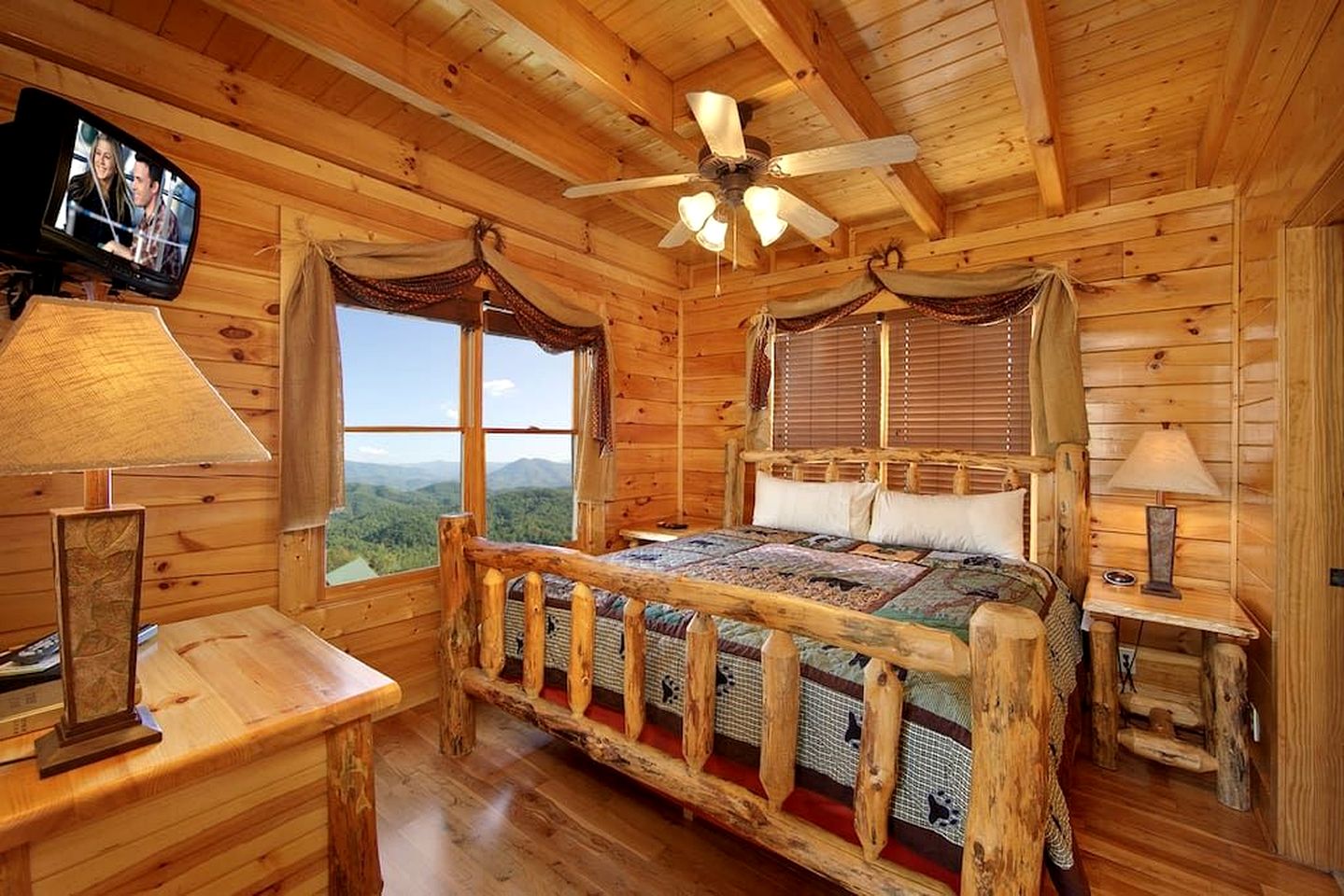 Charming Mountain Cabin with Hot-Tub and Spectacular Views in Sevierville, Tennessee