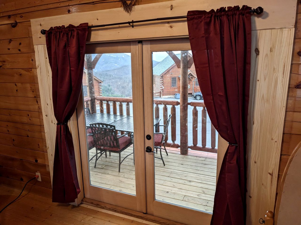 Charming Mountain Cabin with Hot-Tub and Spectacular Views in Sevierville, Tennessee