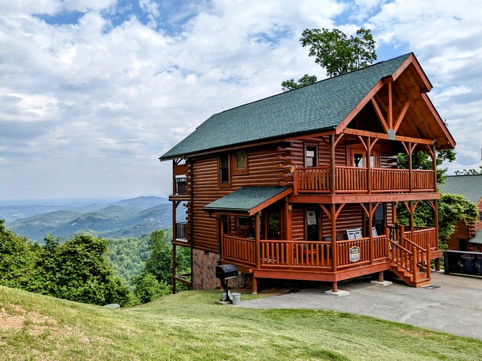 Charming Mountain Cabin with Hot-Tub and Spectacular Views in Sevierville, Tennessee