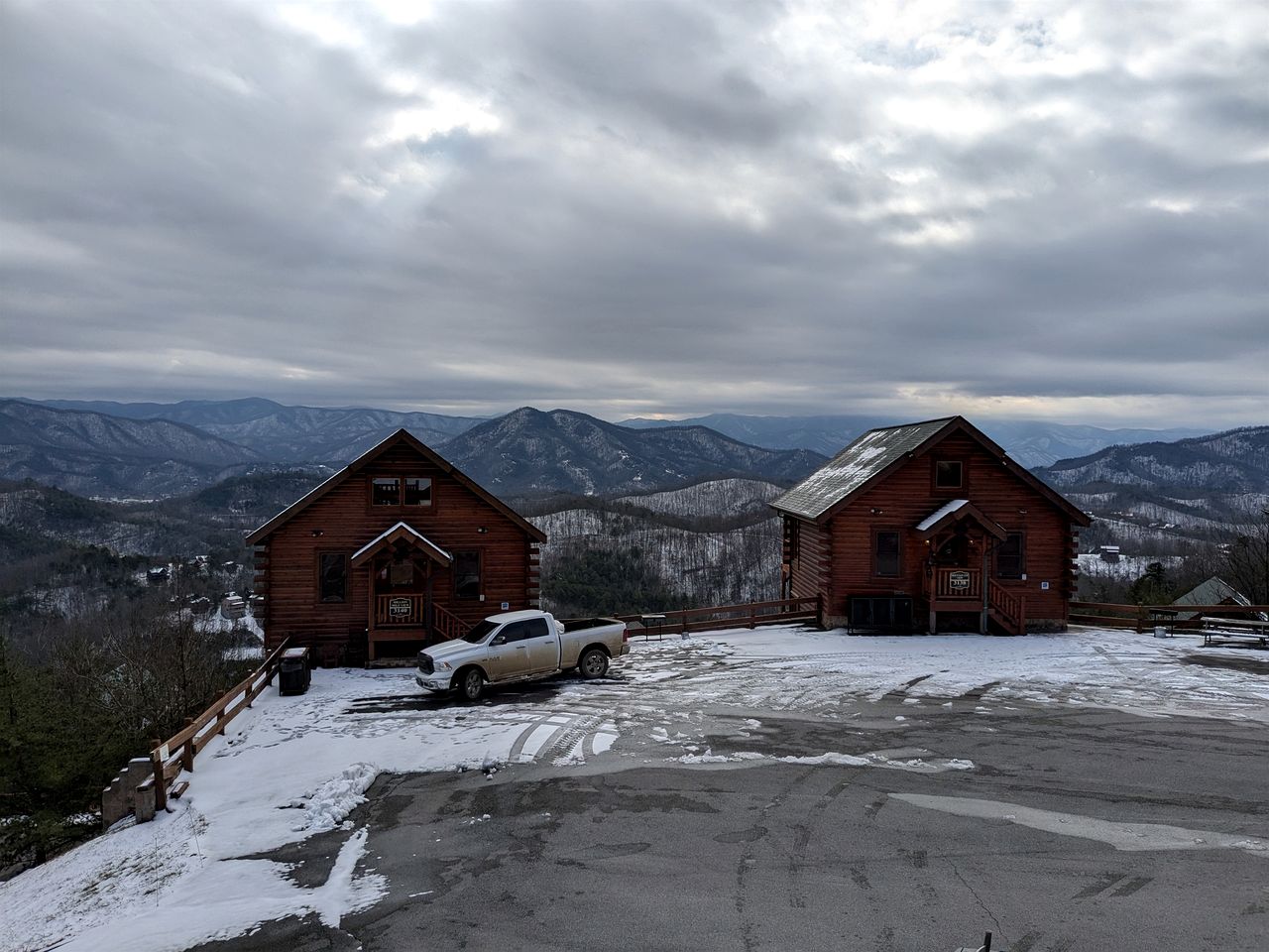 Charming Mountain Cabin with Hot-Tub and Spectacular Views in Sevierville, Tennessee