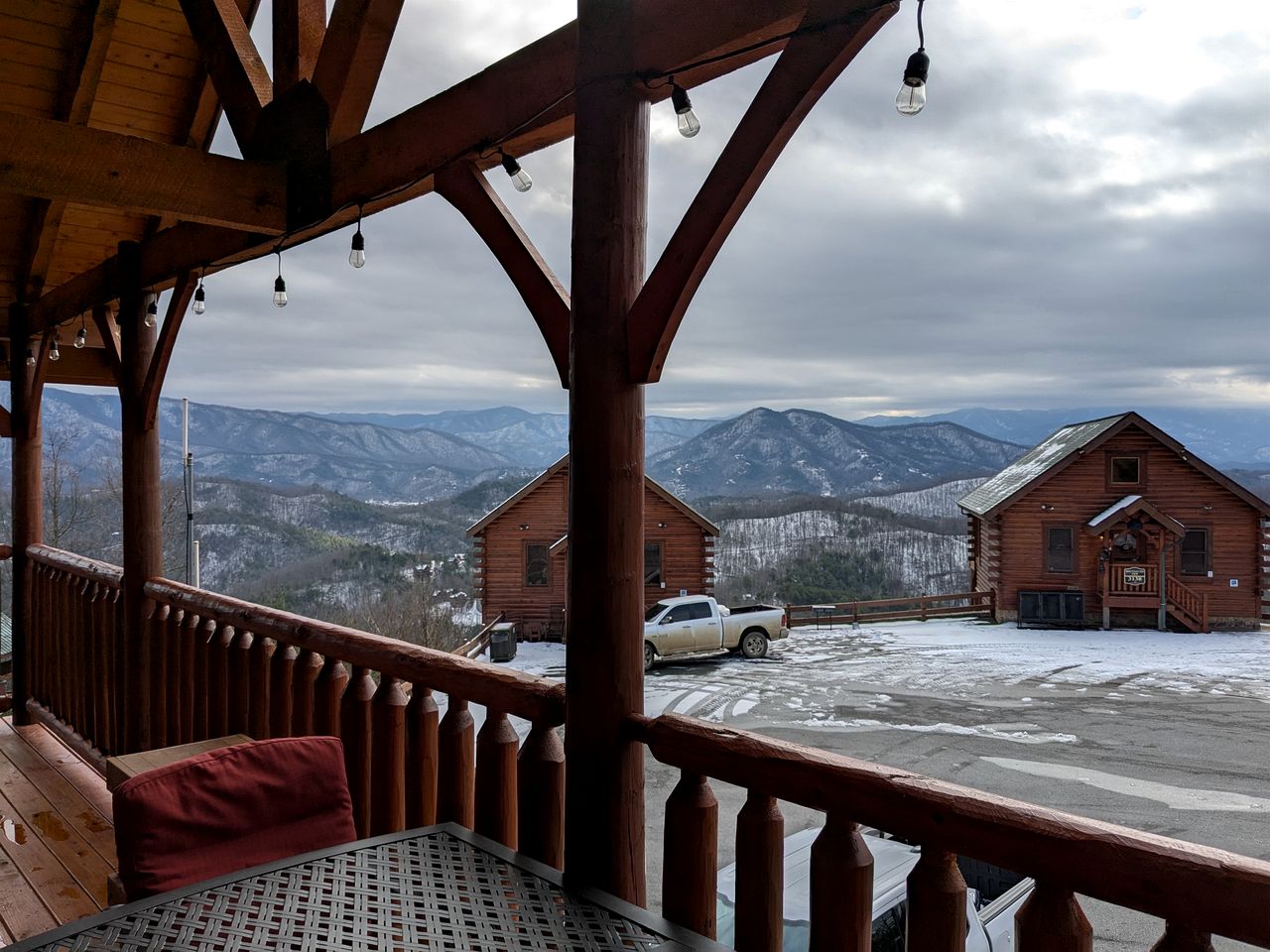 Charming Mountain Cabin with Hot-Tub and Spectacular Views in Sevierville, Tennessee