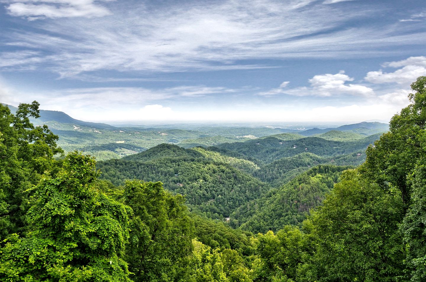 Charming Mountain Cabin with Hot-Tub and Spectacular Views in Sevierville, Tennessee