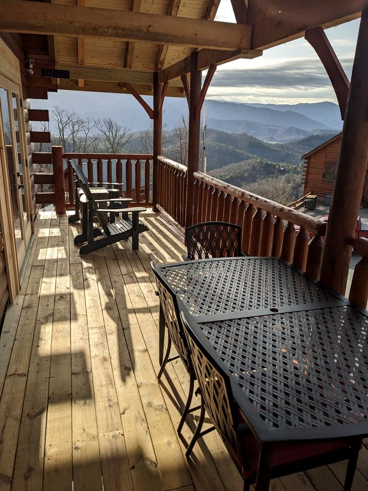 Charming Mountain Cabin with Hot-Tub and Spectacular Views in Sevierville, Tennessee