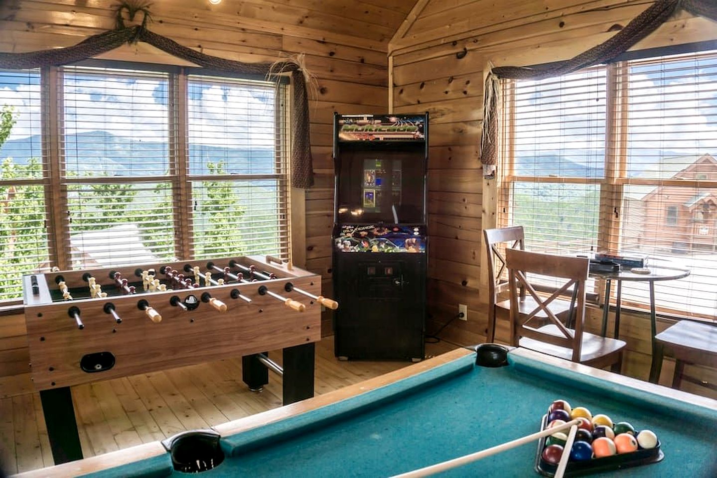 Charming Mountain Cabin with Hot-Tub and Spectacular Views in Sevierville, Tennessee