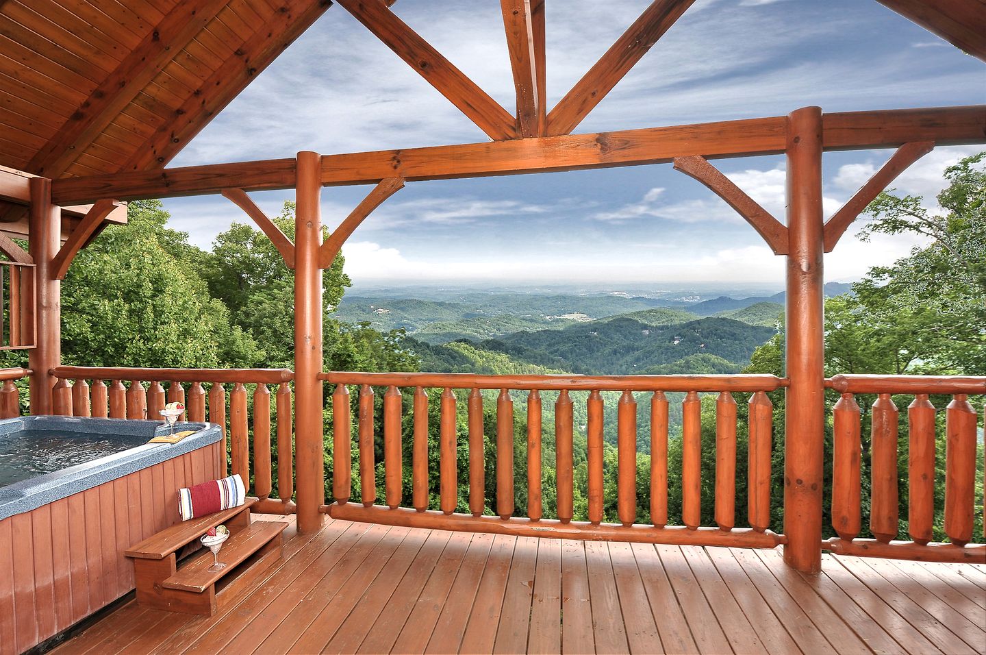 Charming Mountain Cabin with Hot-Tub and Spectacular Views in Sevierville, Tennessee