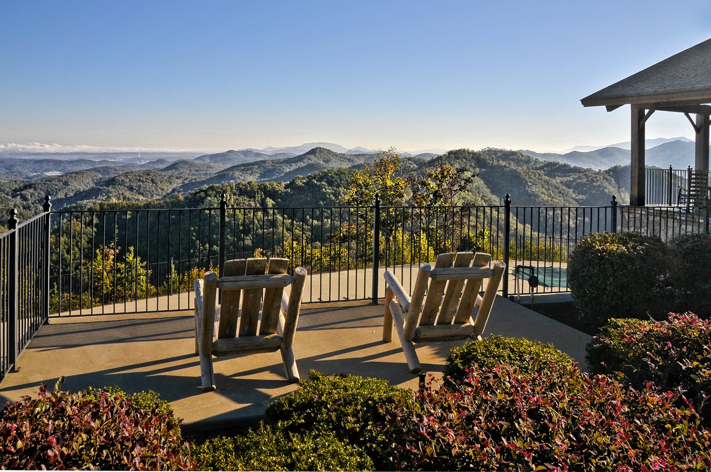 Charming Mountain Cabin with Hot-Tub and Spectacular Views in Sevierville, Tennessee