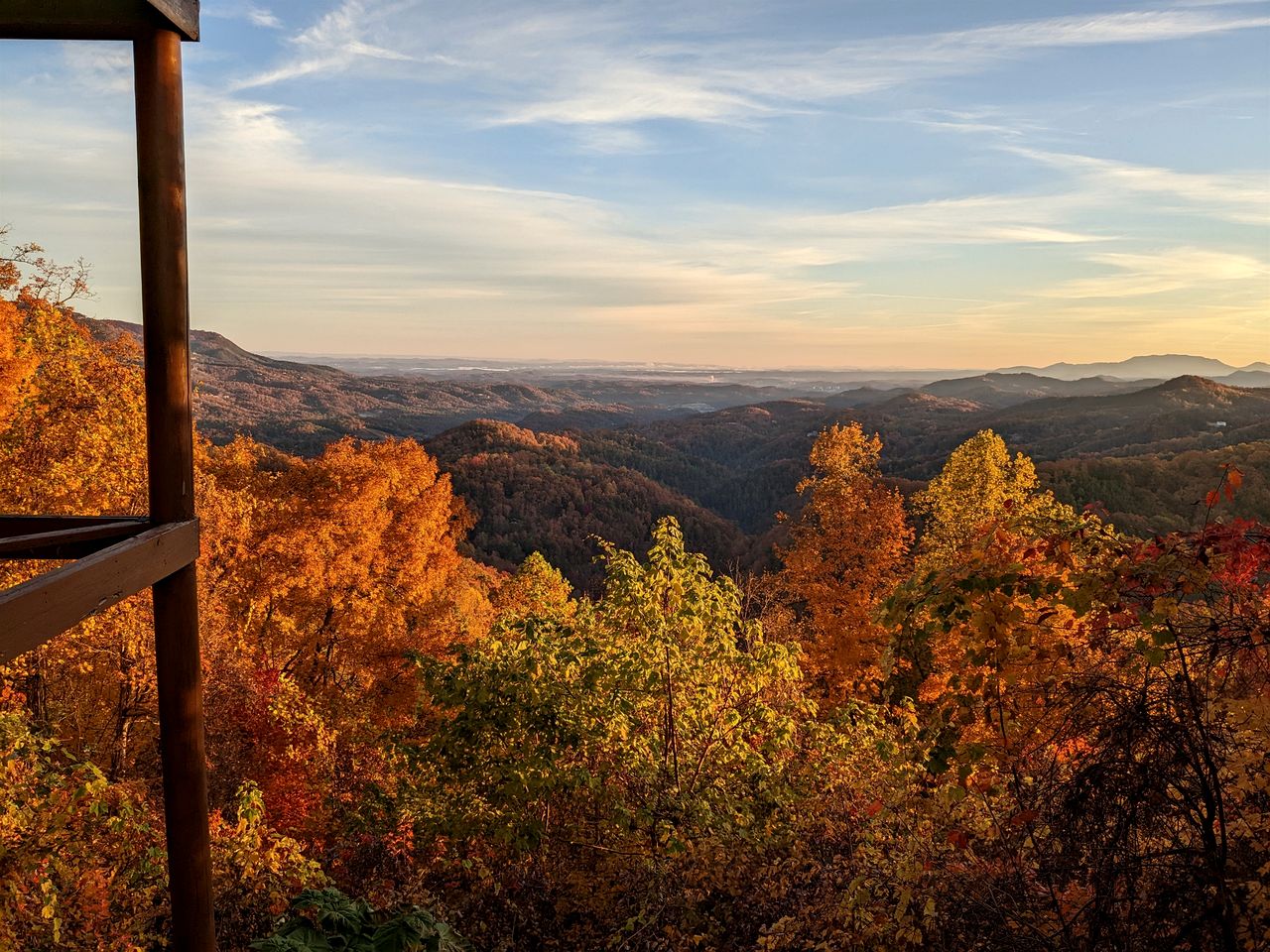 Charming Mountain Cabin with Hot-Tub and Spectacular Views in Sevierville, Tennessee