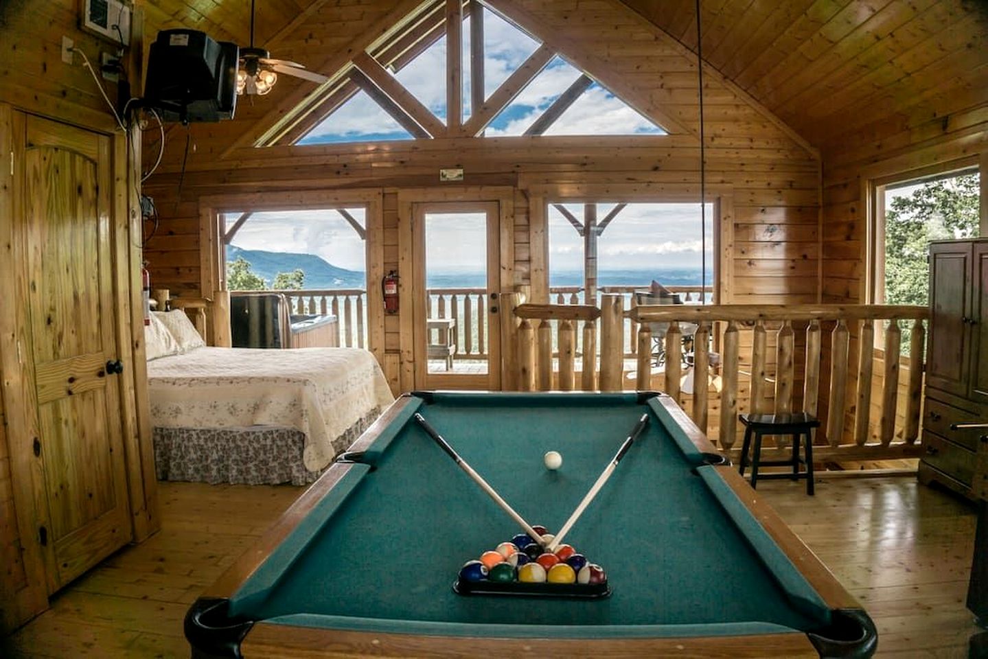 Charming Mountain Cabin with Hot-Tub and Spectacular Views in Sevierville, Tennessee