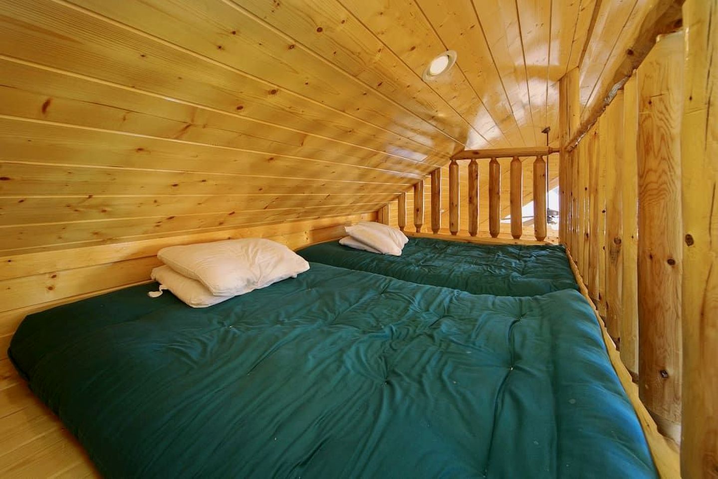 Charming Mountain Cabin with Hot-Tub and Spectacular Views in Sevierville, Tennessee