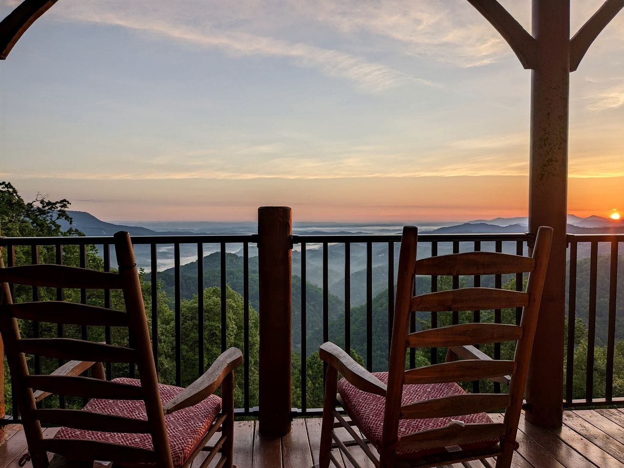 Charming Mountain Cabin with Hot-Tub and Spectacular Views in Sevierville, Tennessee