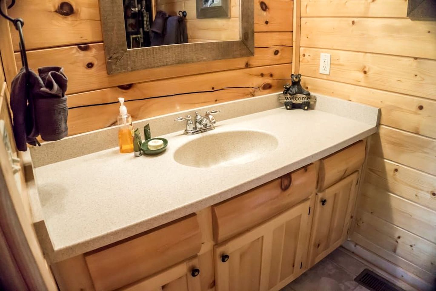 Charming Mountain Cabin with Hot-Tub and Spectacular Views in Sevierville, Tennessee