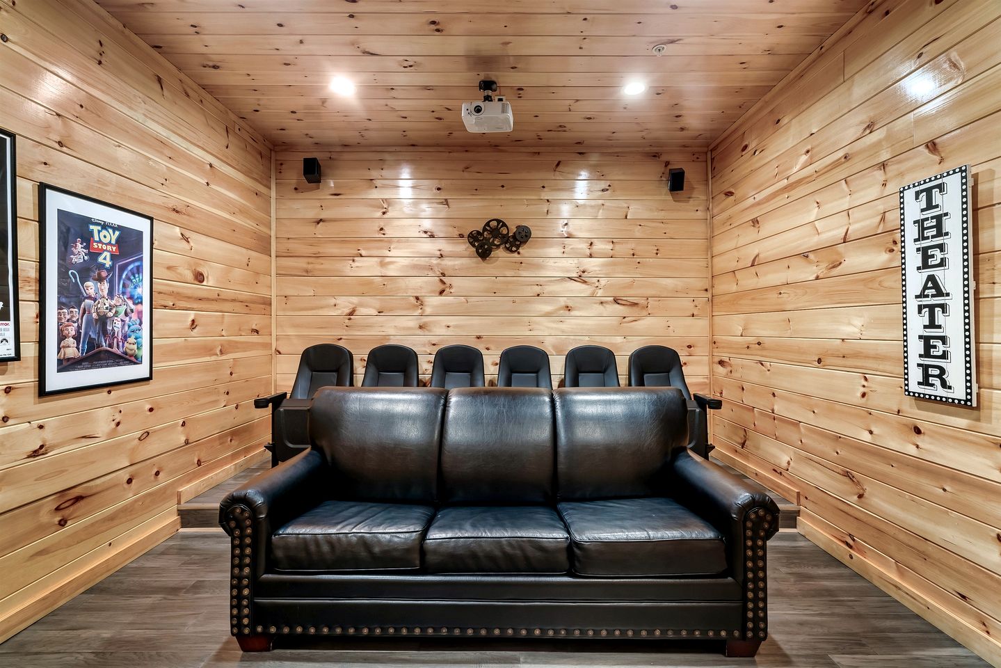 Charming Mountain Cabin with Theater Room and Pool Table in Tennessee