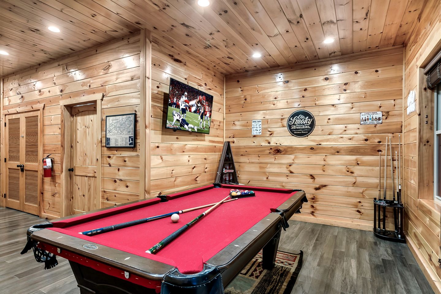 Charming Mountain Cabin with Theater Room and Pool Table in Tennessee