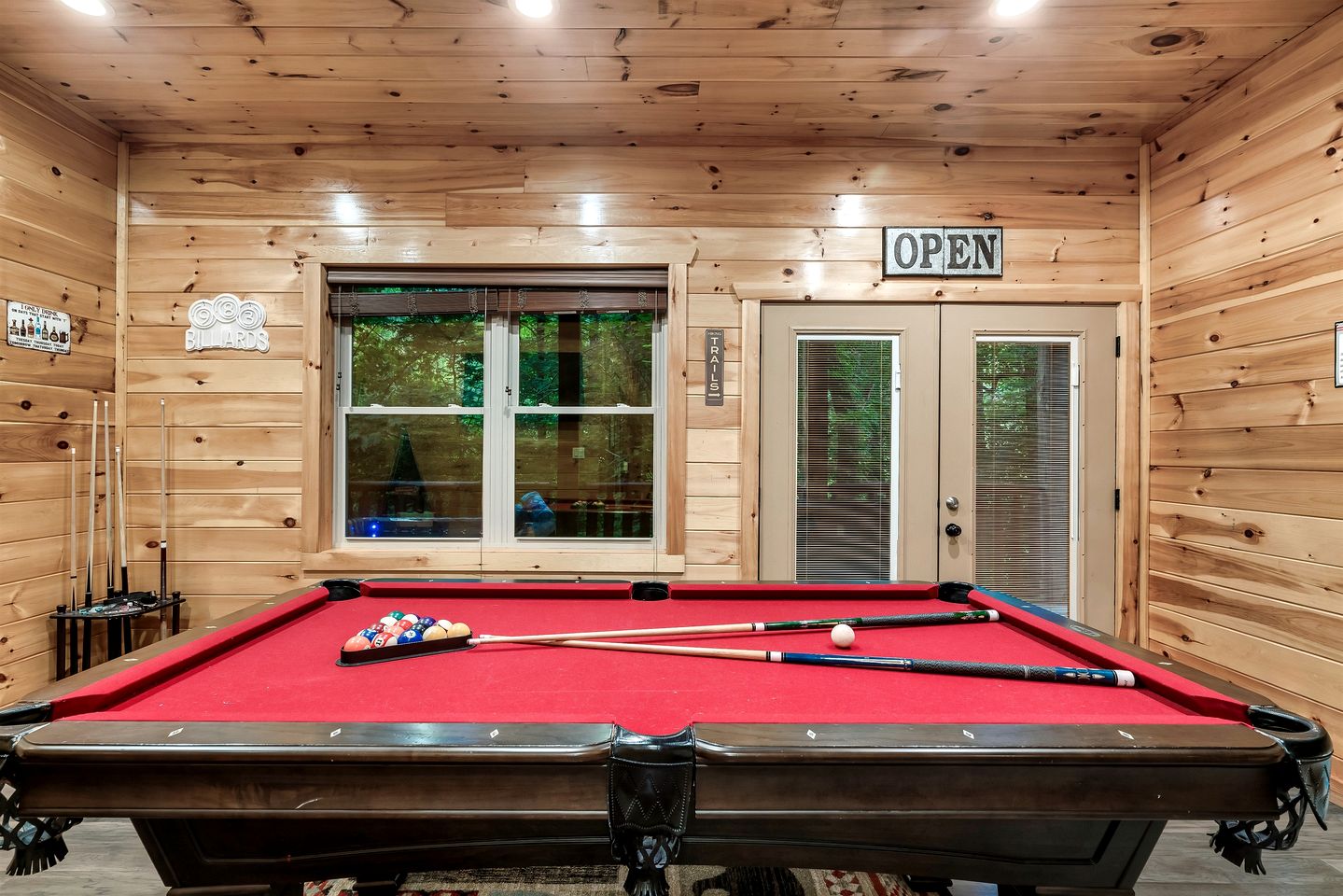 Charming Mountain Cabin with Theater Room and Pool Table in Tennessee