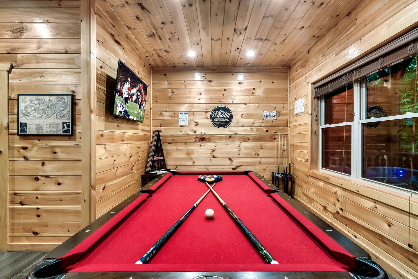 Charming Mountain Cabin with Theater Room and Pool Table in Tennessee