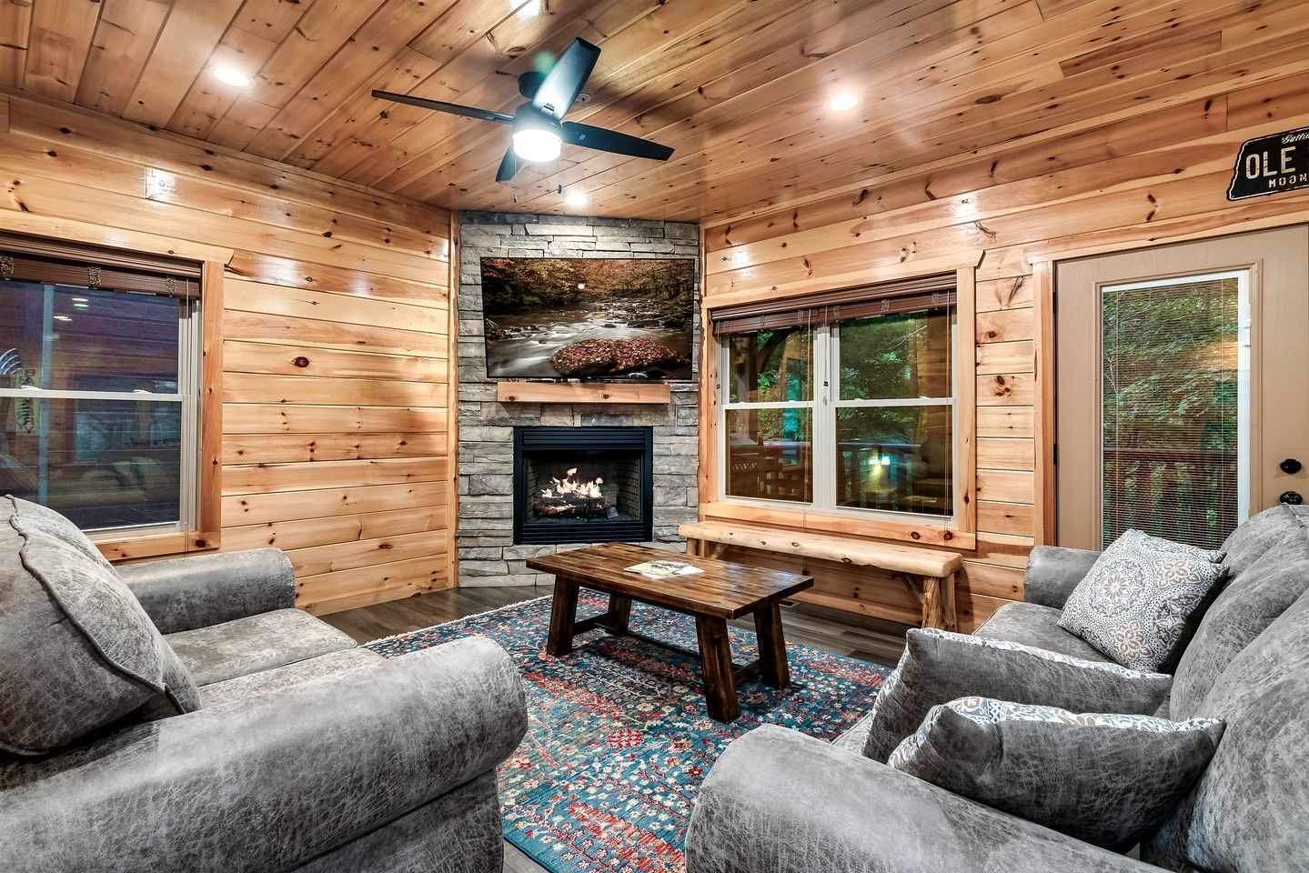 Charming Mountain Cabin with Theater Room and Pool Table in Tennessee