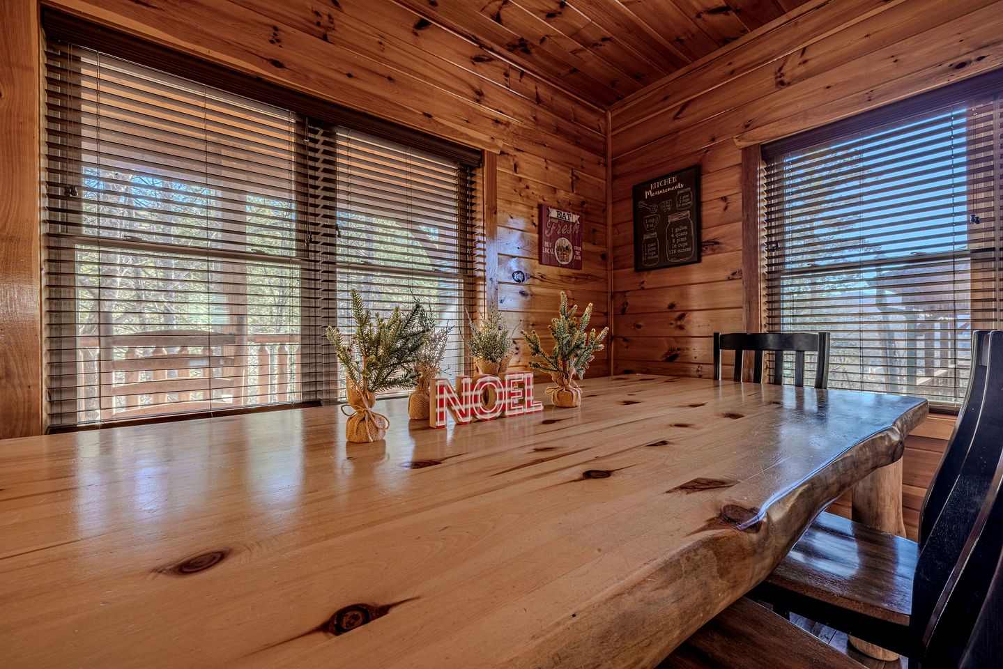 Charming Mountain Cabin with Theater Room and Pool Table in Tennessee